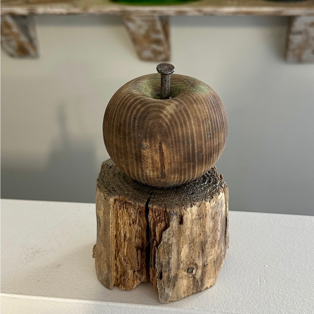 Hand-carved apple - Picture 4 of 4